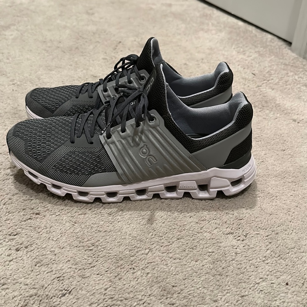 Grey and white on cloud cloudswift running shoes. Excellent condition size 11